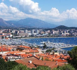 Näin varaat lautan satamaan Ajaccio