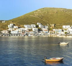 Näin varaat lautan satamaan Kythnos
