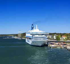Näin varaat lautan satamaan Maarianhamina