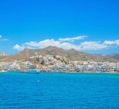 Näin varaat lautan satamaan Paros