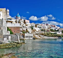 Näin varaat lautan satamaan Syros