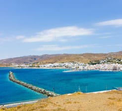 Näin varaat lautan satamaan Tinos