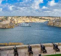 Näin varaat lautan satamaan Valletta